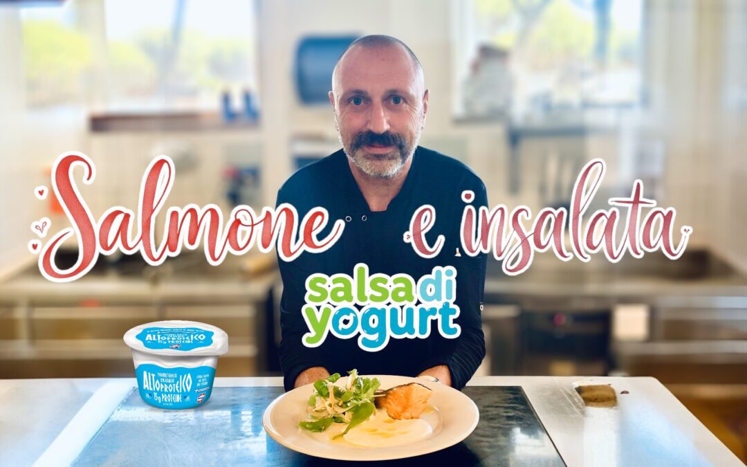SALMONE SCOTTATO CON INSALATA VERDE E SALSA ALLO YOGURT: LEGGEREZZA, GUSTO E PROTEINE