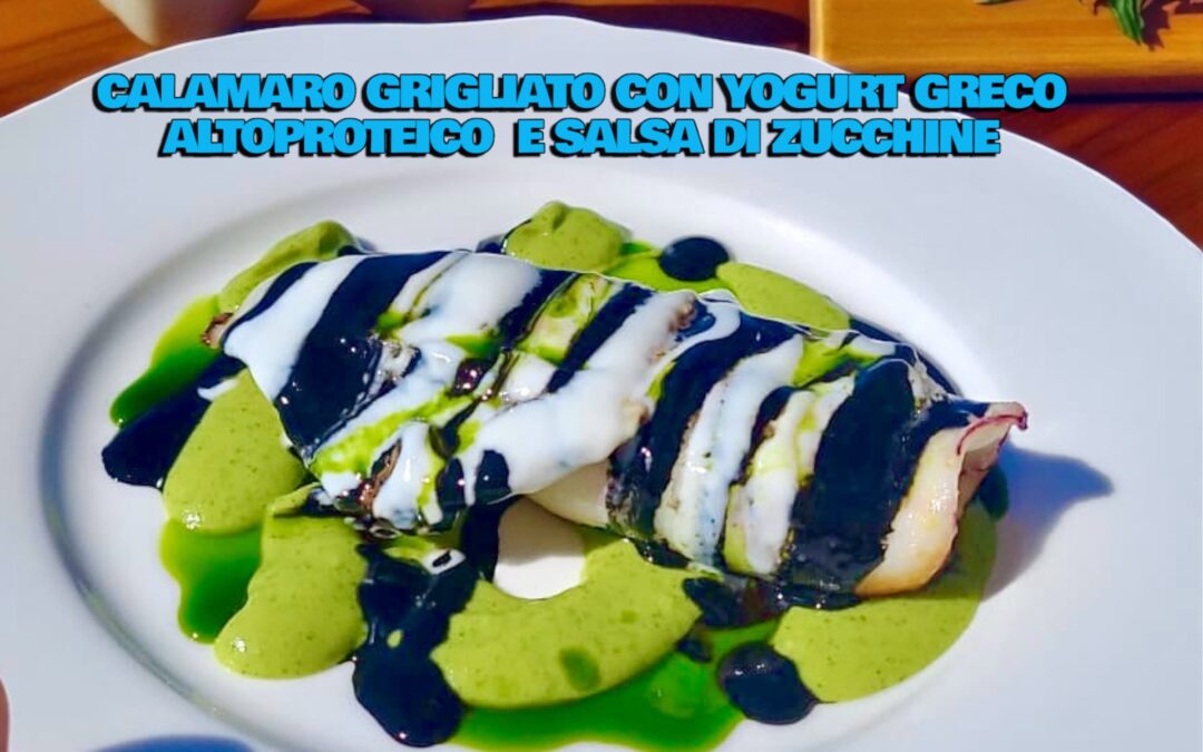 CALAMARO ALLA GRIGLIA CON CREMA DI ZUCCHINE, YOGURT GRECO ALTOPROTEICO, SALSA AL NERO DI SEPPIA E OLIO AL PREZZEMOLO