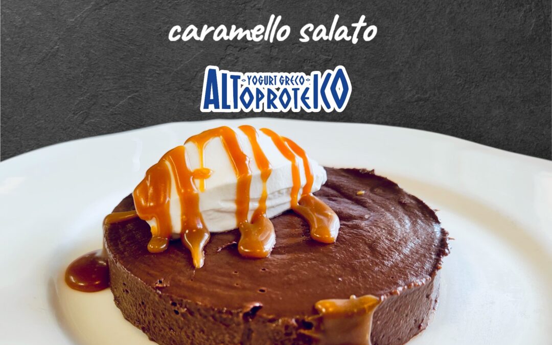 TORTINA DI PERA DECANA CON YOGURT GRECO ALTOPROTEICO, CIOCCOLATO FONDENTE E CARAMELLO SALATO