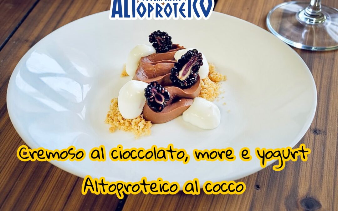 CREMOSO AL CIOCCOLATO CON CRUMBLE DI BISCOTTI, MORE E YOGURT ALTOPROTEICO AL COCCO