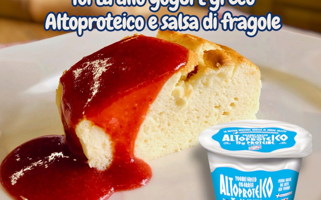 TORTA ALLO YOGURT GRECO ALTOPROTEICO CON SALSA DI FRAGOLE