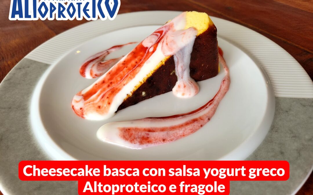 CHEESECAKE BASCA CON SALSA DI YOGURT GRECO ALTOPROTEICO E FRAGOLE